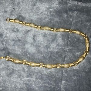 COSTUME JEWELRY.  woman’s 16in gold necklace.